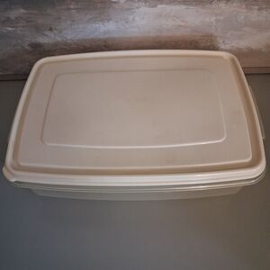 Rubbermaid Servin' Saver #7 Storage Container Almond Lid Rectangle 17 Cups USA